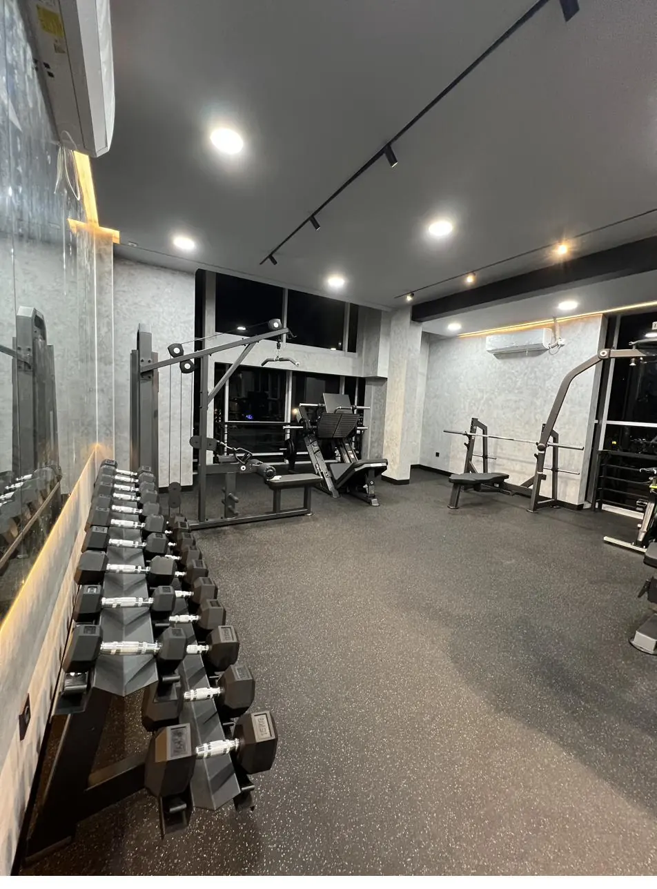 Gym terbaik di BSD — fasad Fitopia The Icon di malam hari