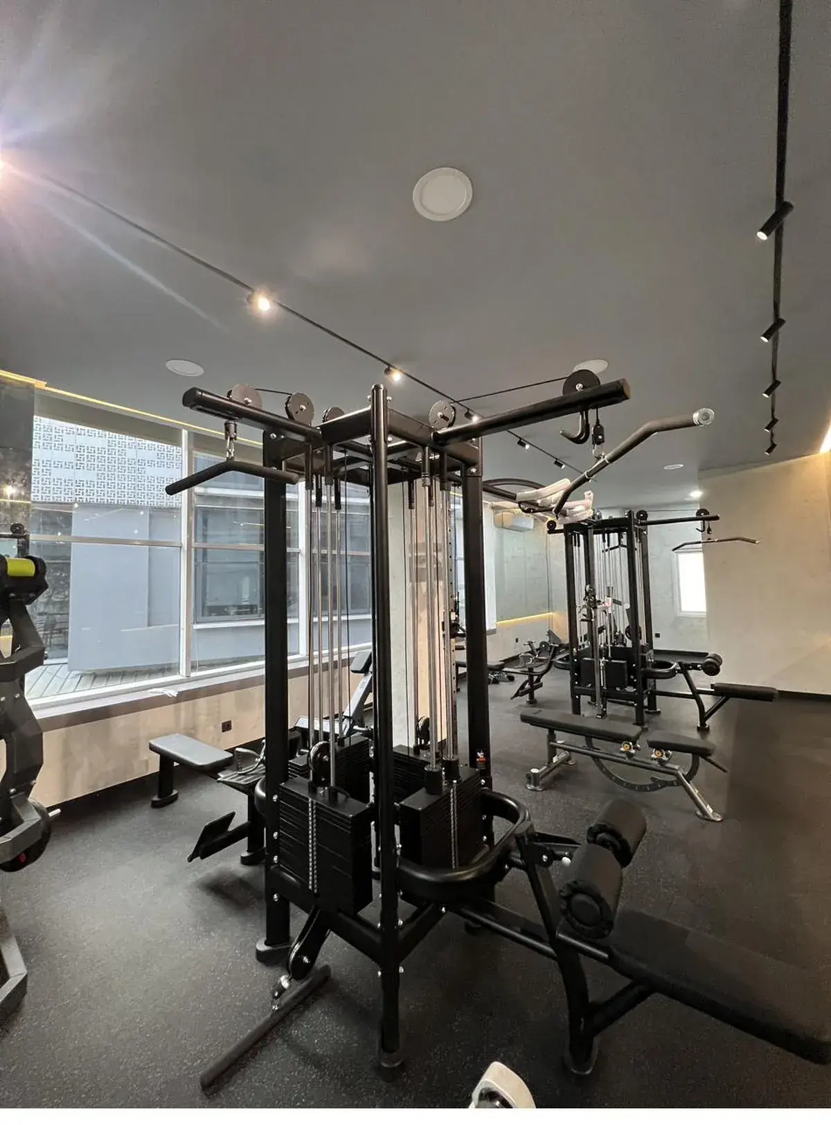 Alat latihan beban gym Fitopia BSD City terpasang