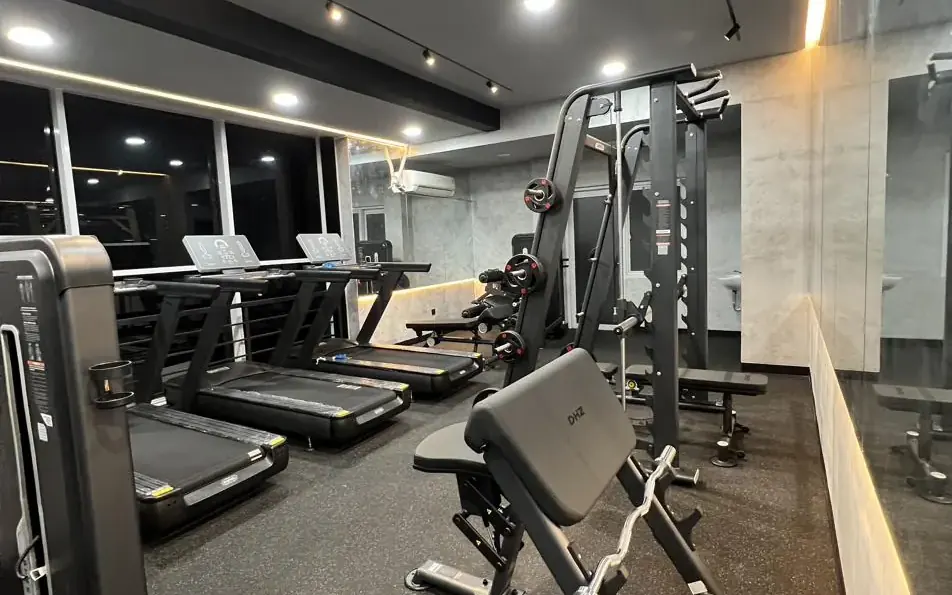 Peluang bisnis gym 24 jam — interior Fitopia BSD City dengan alat lengkap